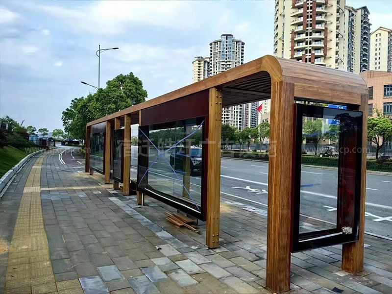 城市公交候車亭木紋漆候車亭廠家現(xiàn)場(chǎng)安裝案例