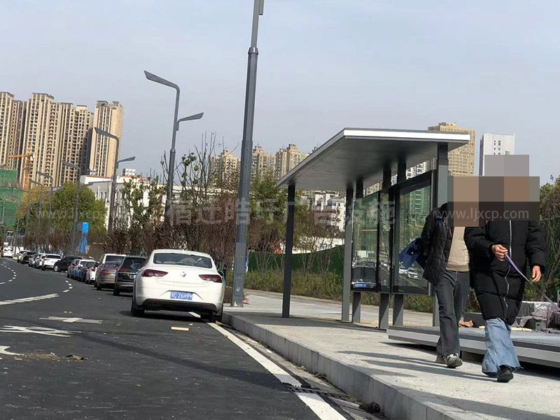 城市公交候車(chē)亭廠家現(xiàn)場(chǎng)安裝案例