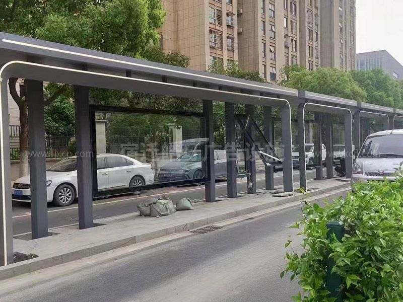 城市公交候車(chē)亭廠家現(xiàn)場(chǎng)安裝案例